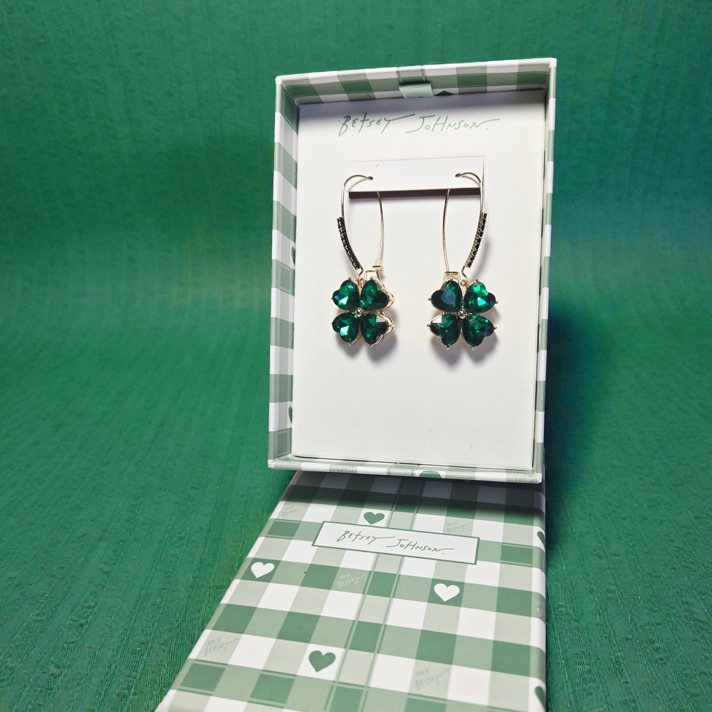 Betsey Johnson Shamrock Four Leaf Clover Green Crystal Earrings 2" New In Box - Picture 4 of 5